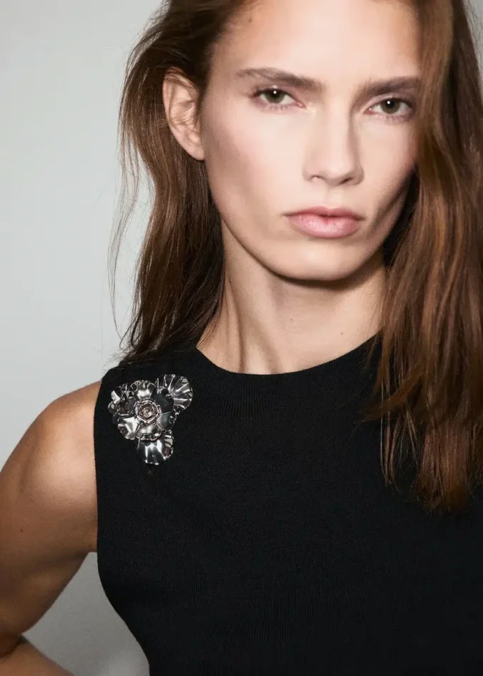 Haut en maille avec fleur métallique