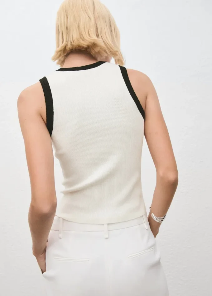 Haut en maille avec passepoil contrasté