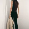 Haut à encolure asymétrique et détails métalliques Haut à encolure asymétrique et détails métalliques