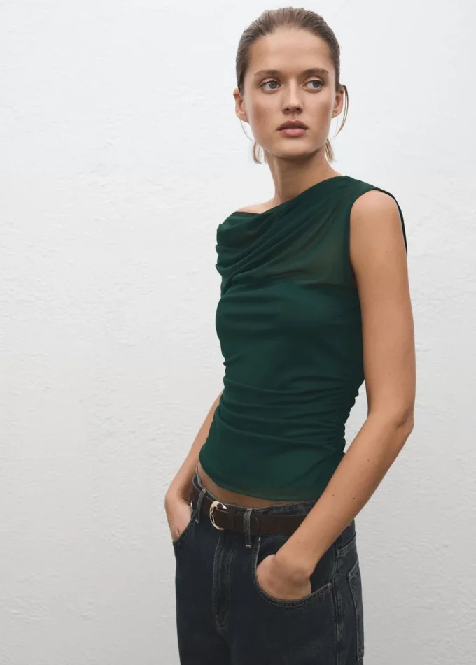 Haut semi-transparent à encolure asymétrique