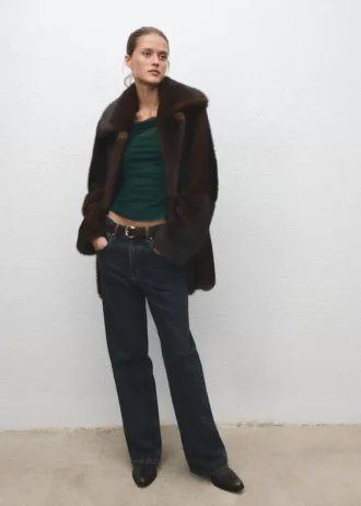 Haut semi-transparent à encolure asymétrique