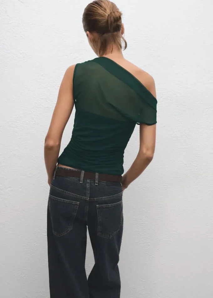 Haut semi-transparent à encolure asymétrique