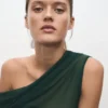 Haut semi-transparent à encolure asymétrique