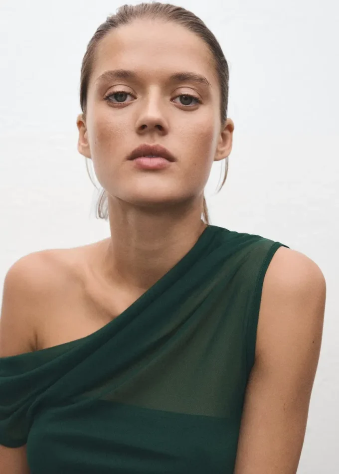 Haut semi-transparent à encolure asymétrique