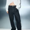 Jean droit avec détails en strass Jean droit avec détails en strass