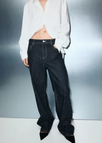 Jean droit avec détails en strass Jean droit avec détails en strass