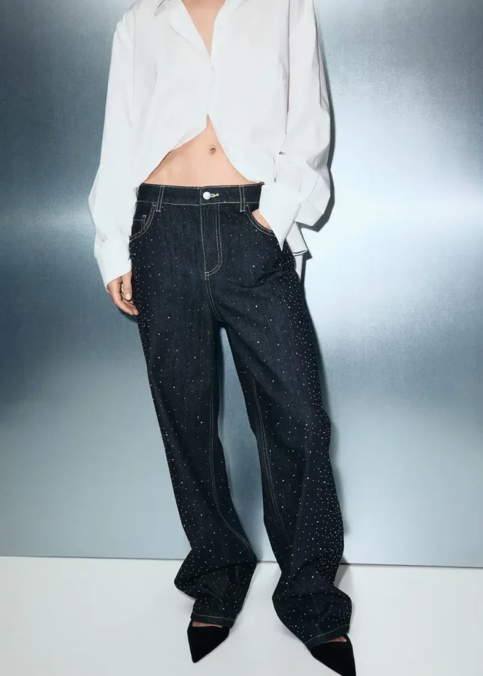 Jean droit avec détails en strass Jean droit avec détails en strass