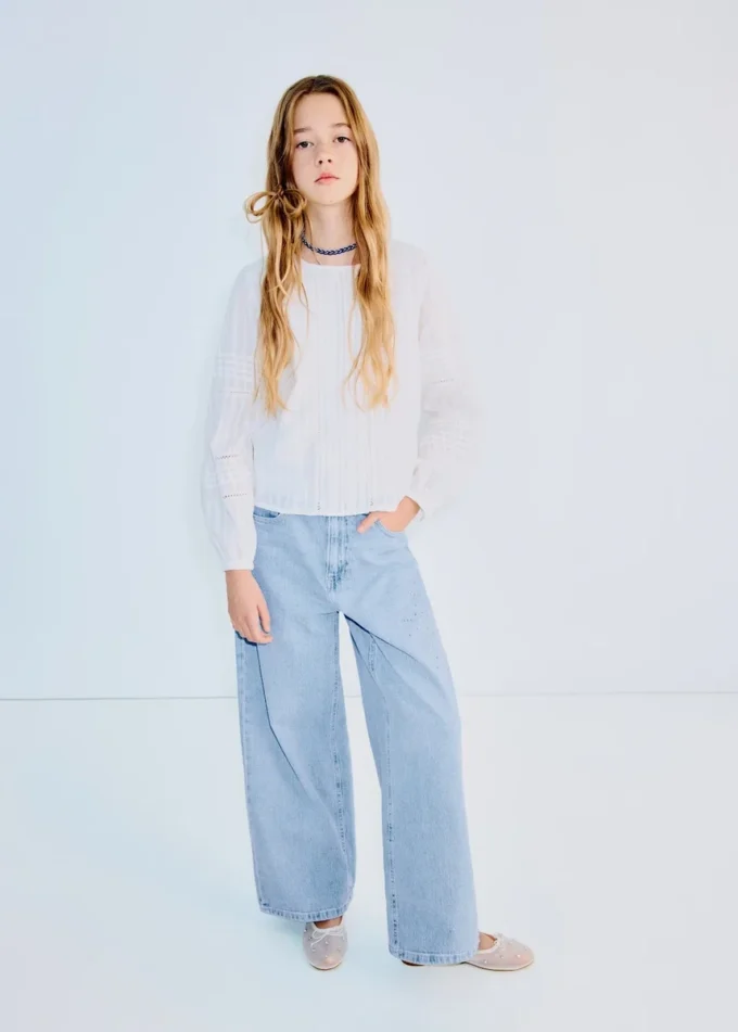 Jean droit avec détails en strass Jean droit avec détails en strass