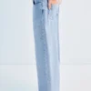 Jean droit avec détails en strass Jean droit avec détails en strass