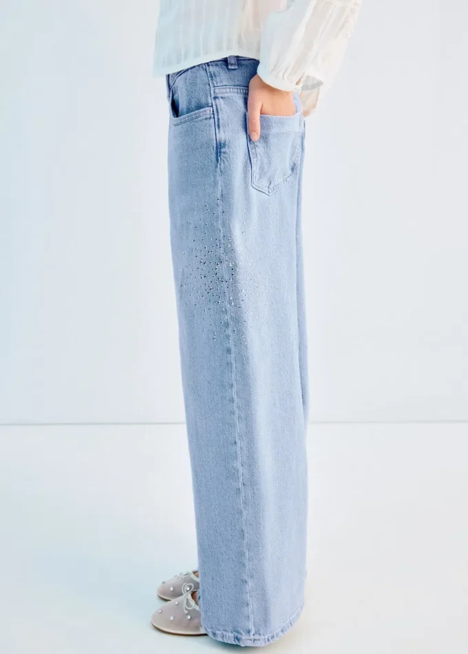 Jean droit avec détails en strass Jean droit avec détails en strass