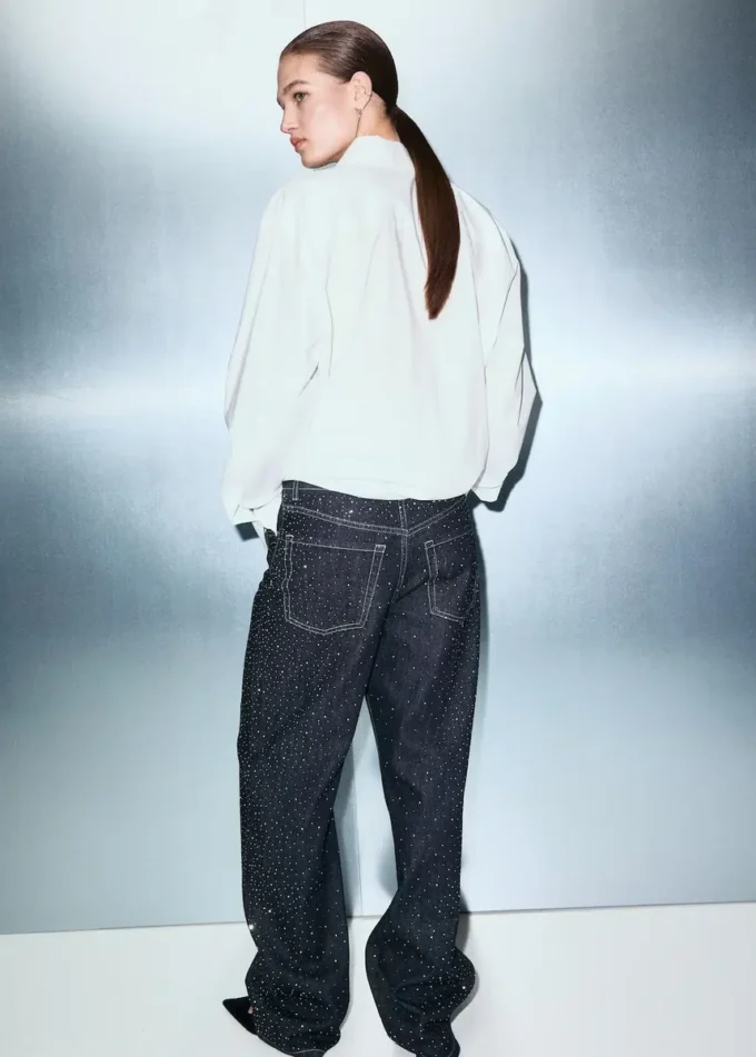 Jean droit avec détails en strass Jean droit avec détails en strass