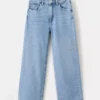 Jean droit avec détails en strass Jean droit avec détails en strass