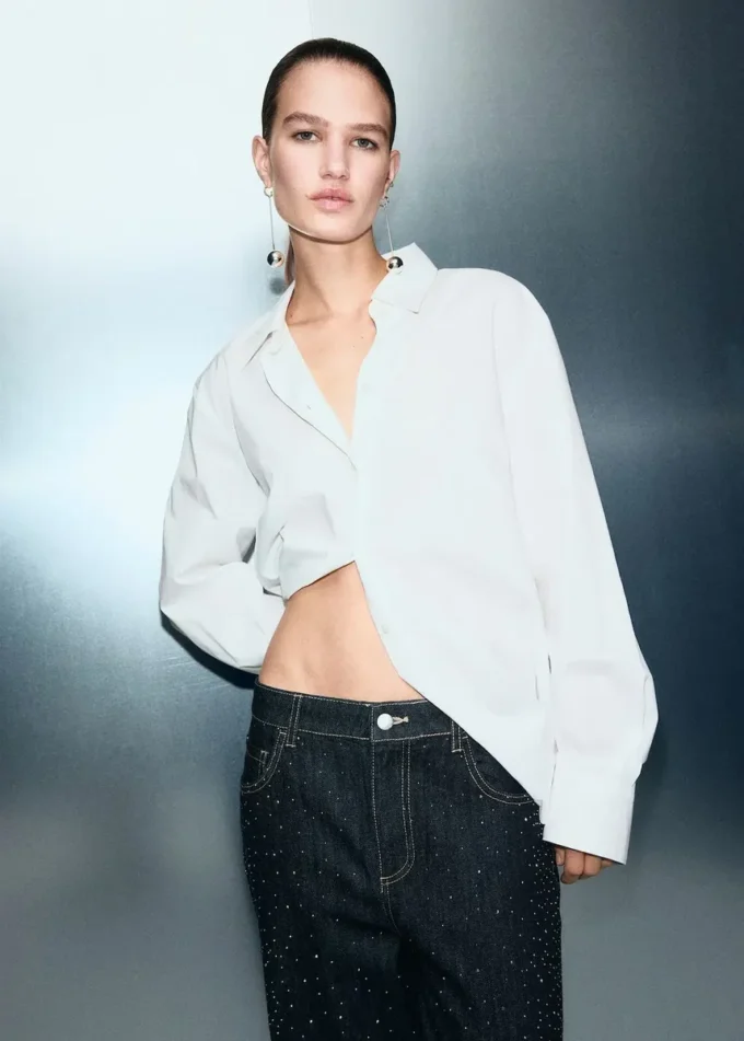 Jean droit avec détails en strass Jean droit avec détails en strass