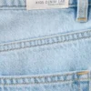Jean droit taille moyenne Jean droit taille moyenne