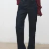 Jean à jambes droites avec patte de boutonnage Jean à jambes droites avec patte de boutonnage