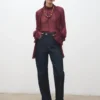 Jean à jambes droites avec patte de boutonnage Jean à jambes droites avec patte de boutonnage