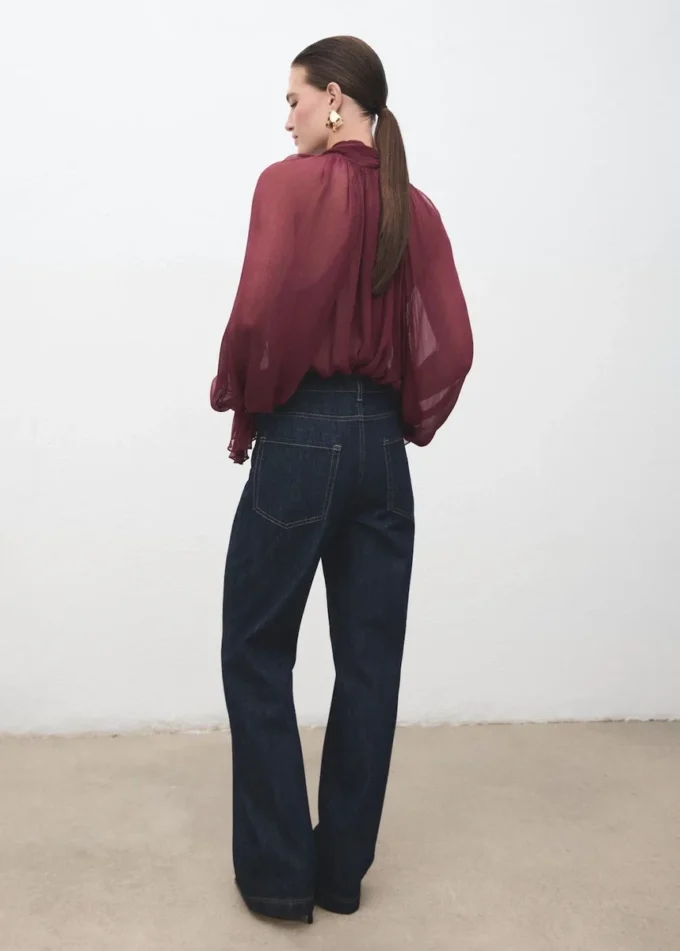 Jean à jambes droites avec patte de boutonnage Jean à jambes droites avec patte de boutonnage