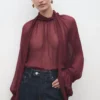 Jean à jambes droites avec patte de boutonnage Jean à jambes droites avec patte de boutonnage