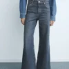 Jean à jambes larges avec boutons Jean à jambes larges avec boutons