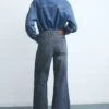 Jean à jambes larges avec boutons Jean à jambes larges avec boutons