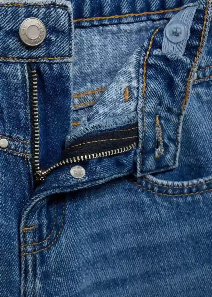 Jean à jambes larges avec clous Jean à jambes larges avec clous