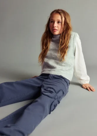 Jean à jambes larges avec détails floraux