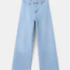 Jean à jambes larges et ourlet effiloché Jean à jambes larges et ourlet effiloché