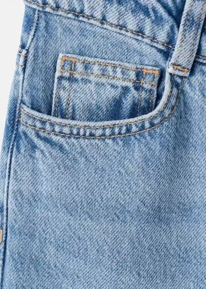 Jean à jambes larges et ourlet effiloché