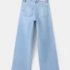 Jean à jambes larges et ourlet effiloché Jean à jambes larges et ourlet effiloché