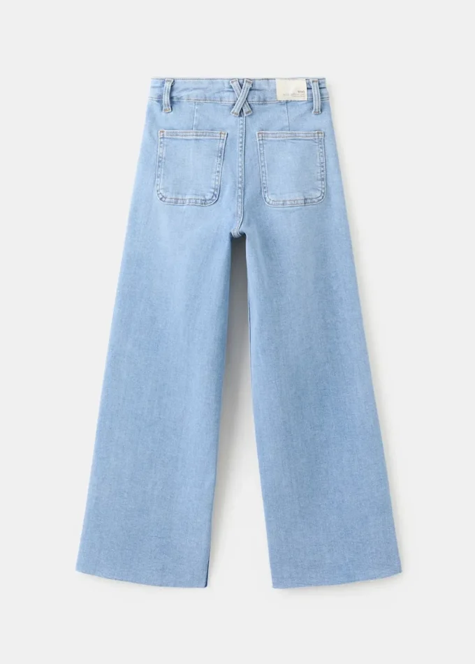 Jean à jambes larges et ourlet effiloché Jean à jambes larges et ourlet effiloché