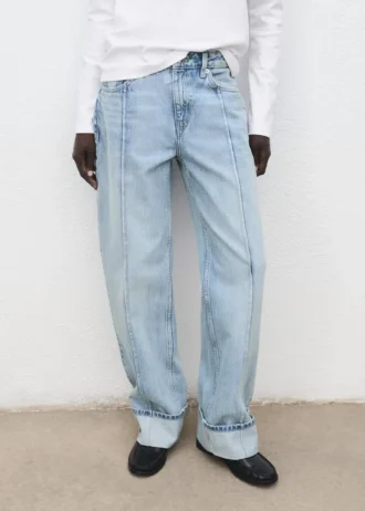 Jean à jambes larges et ourlet retroussé