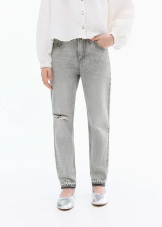 Jean mom fit à déchirures décoratives Jean mom fit à déchirures décoratives