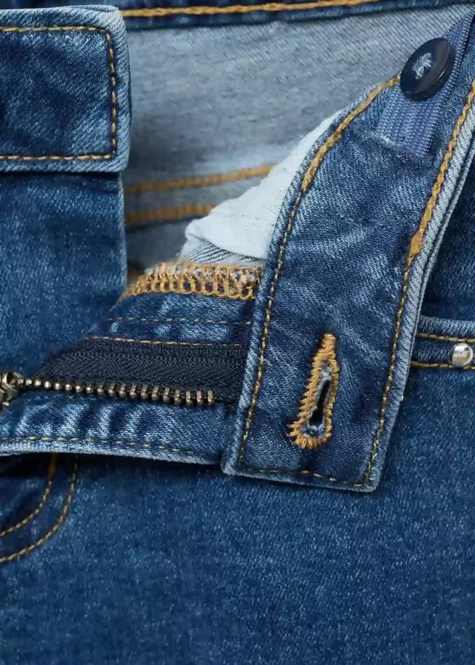 Jean taille basse à clous
