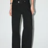 Jean à taille mi-haute et jambes larges avec ceinture croisée Jean à taille mi-haute et jambes larges avec ceinture croisée