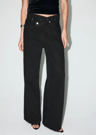 Jean à taille mi-haute et jambes larges avec ceinture croisée