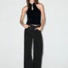 Jean à taille mi-haute et jambes larges avec ceinture croisée Jean à taille mi-haute et jambes larges avec ceinture croisée