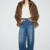 Jean à taille mi-haute et jambes larges avec ceinture croisée Jean à taille mi-haute et jambes larges avec ceinture croisée