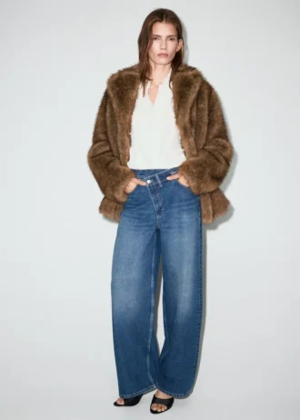 Jean à taille mi-haute et jambes larges avec ceinture croisée