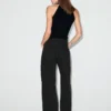 Jean à taille mi-haute et jambes larges avec ceinture croisée Jean à taille mi-haute et jambes larges avec ceinture croisée