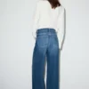 Jean à taille mi-haute et jambes larges avec ceinture croisée Jean à taille mi-haute et jambes larges avec ceinture croisée