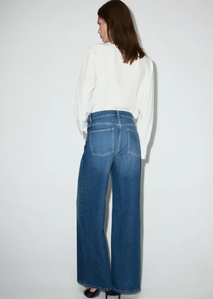 Jean à taille mi-haute et jambes larges avec ceinture croisée Jean à taille mi-haute et jambes larges avec ceinture croisée
