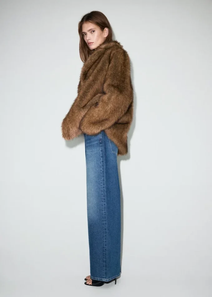 Jean à taille mi-haute et jambes larges avec ceinture croisée Jean à taille mi-haute et jambes larges avec ceinture croisée