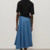 Jupe midi en denim avec coutures apparentes Jupe midi en denim avec coutures apparentes