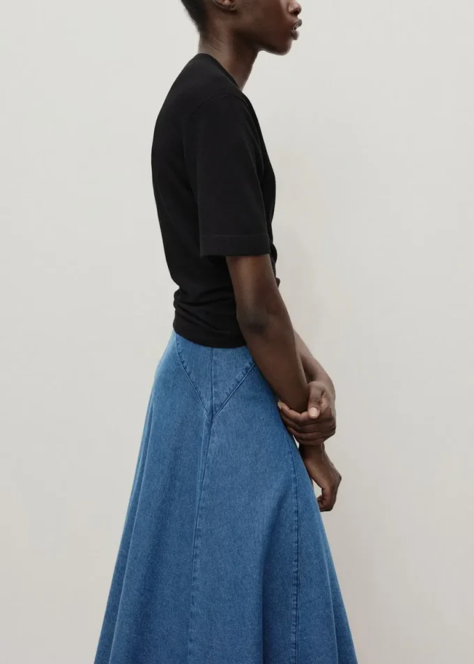 Jupe midi en denim avec coutures apparentes Jupe midi en denim avec coutures apparentes