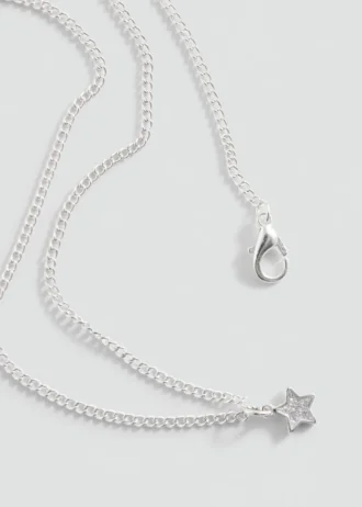 Lot comprenant un collier ras-du-cou, des boucles d’oreilles et une bague Lot comprenant un collier ras-du-cou, des boucles d’oreilles et une bague