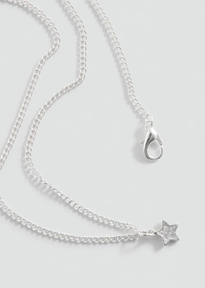 Lot comprenant un collier ras-du-cou, des boucles d’oreilles et une bague Lot comprenant un collier ras-du-cou, des boucles d’oreilles et une bague