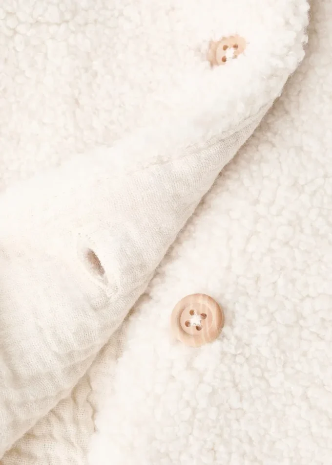 Manteau à capuche effet peau de mouton