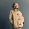 Manteau en fausse fourrure avec boutons