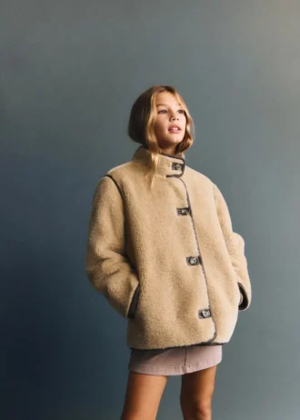 Manteau en fausse fourrure avec boutons
