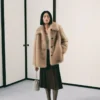 Manteau en fausse fourrure avec boutons Manteau en fausse fourrure avec boutons